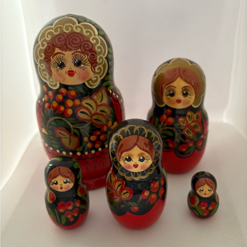 Vintage Matryoshka Set of 5 wooden Nesting Babushka dolls hand painted